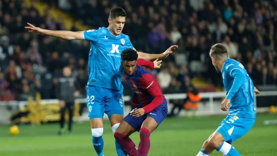 La Liga: Barcelona se impone ante Almería en Montjuic; César Montes fue titular