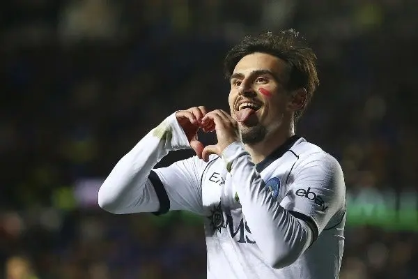 Khvicha Kvaratskhelia celebrando su gol