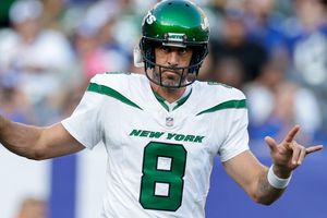 Aaron Rodgers fue elegido como el jugador más inspirador de los Jets