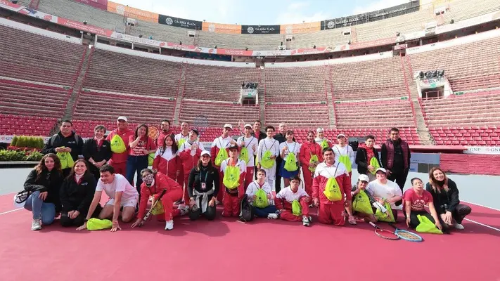 ¡De talla mundial! Carlos Alcaraz ofrece clase de tenis a niños en la Plaza de Toros México