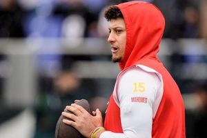 ¡Recibimiento hostil! Mahomes y Kelce tuvieron un altercado con Tucker previo al Chiefs vs Ravens