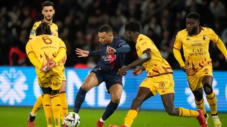 Mbappé firma doblete y lidera la victoria de PSG frente a Metz