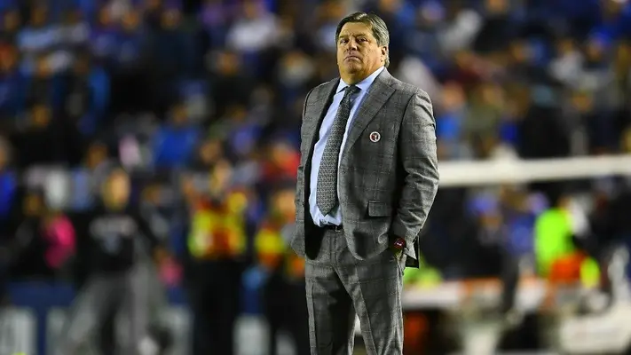 Piojo Herrera e Iván Alonso, a nada de los golpes tras el Cruz Azul vs Xolos