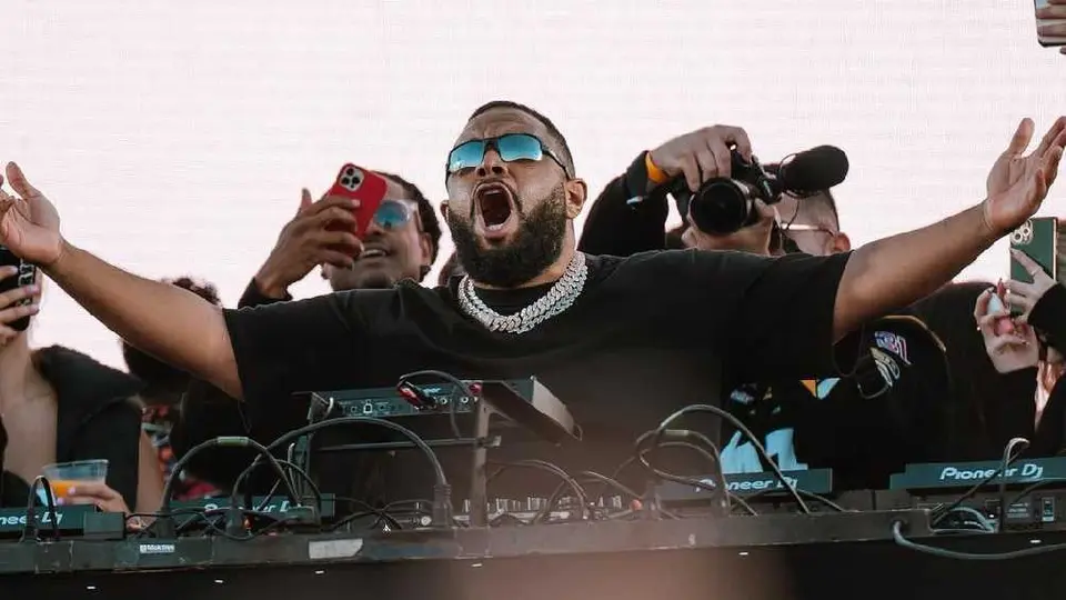 DJ denuncia robo y quema de su camioneta, luego de participar en festival de Tulum