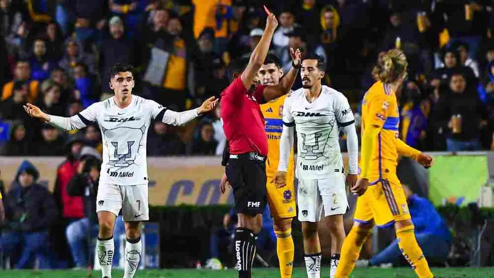 ¿Rigurista? Francisco Chacón señaló que Bennevendo fue mal expulsado en el Tigres vs Pumas