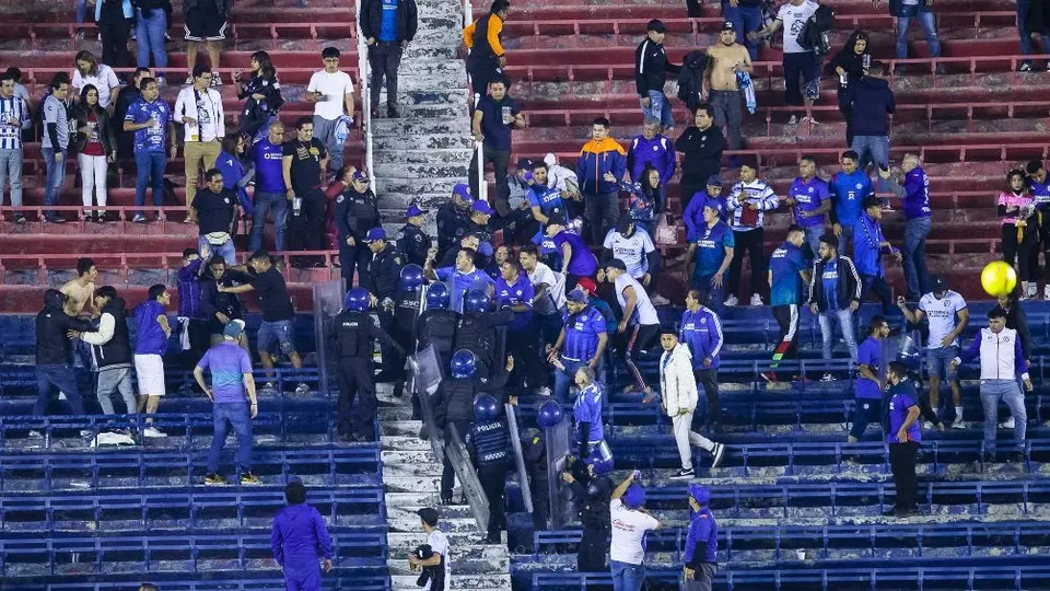 ¡Violencia en el estadio! Aficionados de Cruz Azul protagonizaron riña
