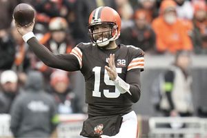 Joe Flacco lanzó tres pases de anotación y los Browns vencieron a los Jaguars de Trevor Lawrence