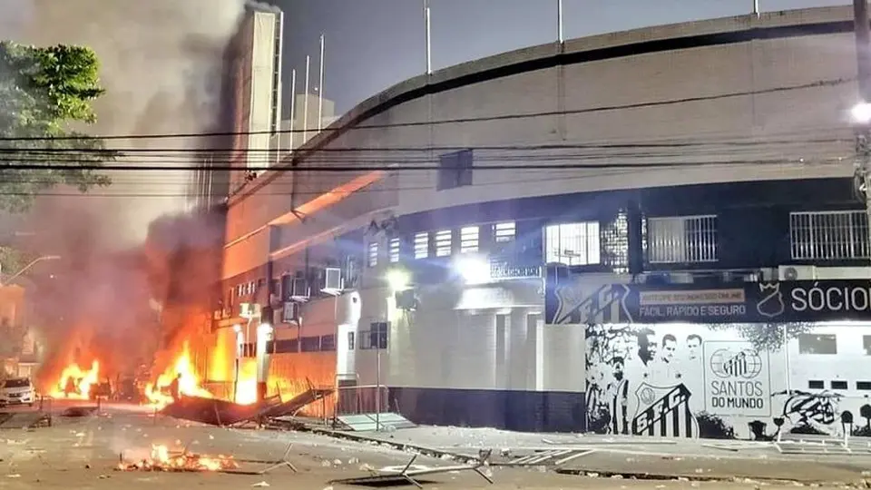 Autos incendiados, disturbios y violencia desatan pánico en Brasil tras descenso de Santos