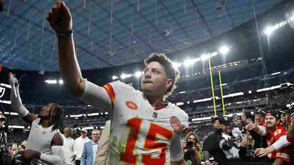 ¡Suertudo! Patrick Mahomes regaló su guante a un joven aficionado mexicano