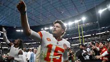 ¡Suertudo! Patrick Mahomes regaló su guante a un joven aficionado mexicano