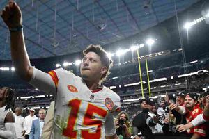 ¡Suertudo! Patrick Mahomes regaló su guante a un joven aficionado mexicano