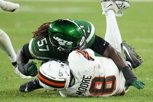 ¡Escalofriante! Receptor de los Browns, Elijah Moore, se convulsiona en pleno partido