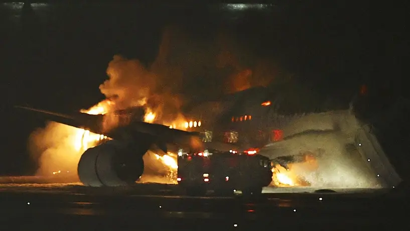 Avión de Japan Airlines se incendió con 379 personas a bordo tras chocar con Jet costero