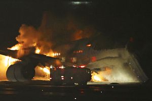 Avión de Japan Airlines se incendió con 379 personas a bordo tras chocar con Jet costero