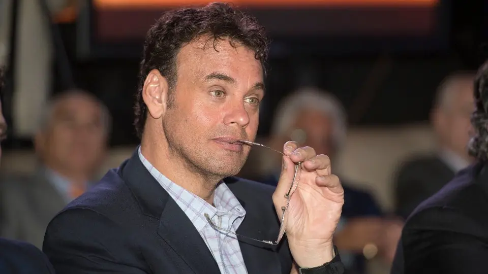 David Faitelson responde a saludos de aficionados en el América vs Atlético San Luis