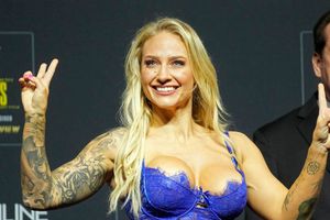 Ebanie Bridges vuelve a vencer la bascula en lencería, pero pierde su campeonato mundial de boxeo