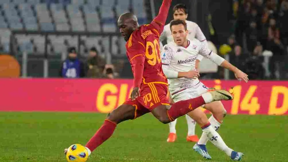 Con nueve hombres, Roma rescató el empate en casa ante Fiorentina