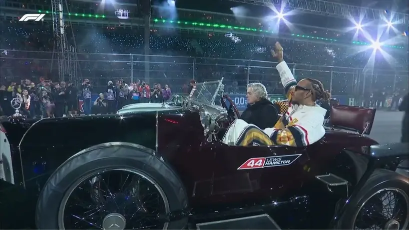 ¡Lo que faltaba en la F1: coche de desfile derrama aceite en la pista del GP de Las Vegas!