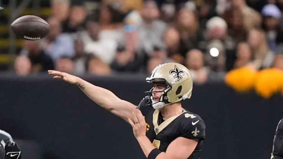 Carr dio cuatro pases de TD en victoria de Saints, que esperan resultados para clasificar a playoffs