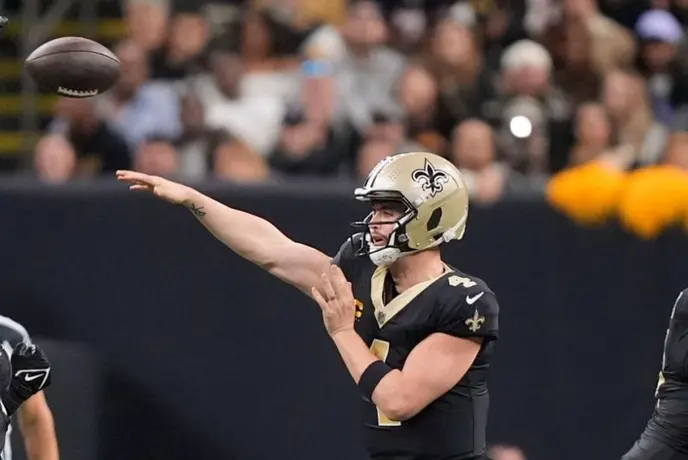 Carr dio cuatro pases de TD en victoria de Saints, que esperan resultados para clasificar a playoffs
