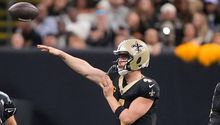 Carr dio cuatro pases de TD en victoria de Saints, que esperan resultados para clasificar a playoffs