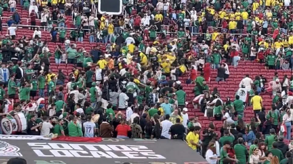 ¡Así no! Aficionados protagonizan pelea en las gradas previo al México vs Colombia