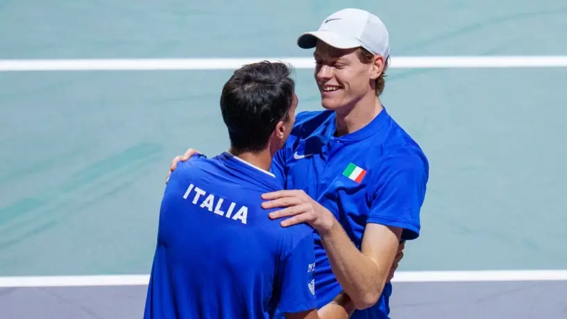 Jannik Sinner vuelve a dominar a Novak Djokovic y avanza con Italia a la Final de la Copa Davis