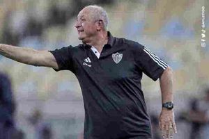 Luiz Felipe Scolari se cayó por celebrar el gol de Edenilson con el Atlético Mineiro