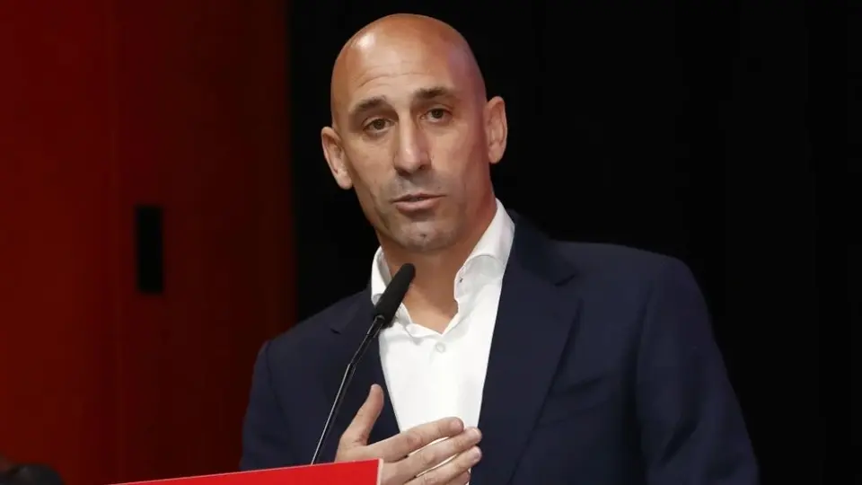 ¡Jenni Hermoso no fue la única! Luis Rubiales, acusado de besar a jugadoras de Inglaterra