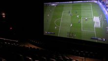 ¡El regalo del año! Mujer sorprende a esposo con el FIFA en el cine y se vuelve viral