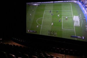 ¡El regalo del año! Mujer sorprende a esposo con el FIFA en el cine y se vuelve viral