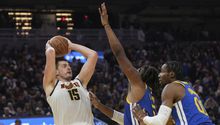 Jokić atina tiro largo en la agonía del partido; Nuggets remontan y vencen a Warriors