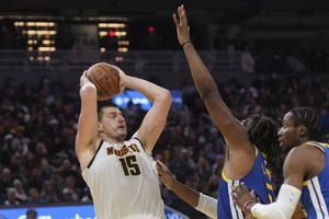 Jokić atina tiro largo en la agonía del partido; Nuggets remontan y vencen a Warriors