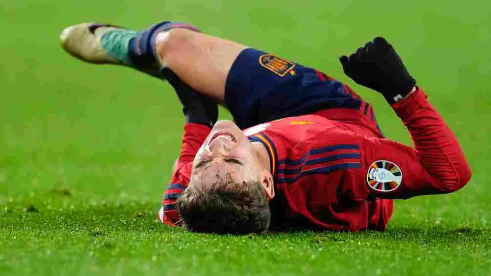 ¡Se encienden alarmas! Gavi sufrió lesión en rodilla y temen que sea el ligamento cruzado
