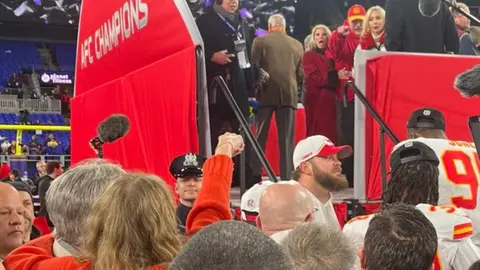 Andy Reid ‘celebra’ con Taylor Swift el pase de los Kansas City Chiefs al Super Bowl