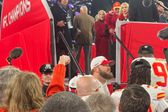 Andy Reid ‘celebra’ con Taylor Swift el pase de los Kansas City Chiefs al Super Bowl