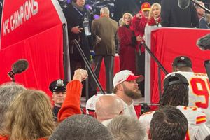 Andy Reid ‘celebra’ con Taylor Swift el pase de los Kansas City Chiefs al Super Bowl