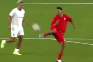 ¡La magia no se va! Ronaldinho se lució en partido de 'Leyendas de CONMEBOL'
