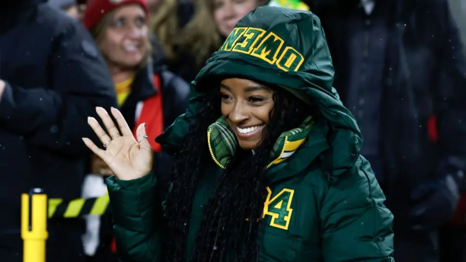 Aficionado de Green Bay sorprendió con un par de regalos a Simone Biles