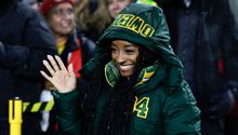 Aficionado de Green Bay sorprendió con un par de regalos a Simone Biles