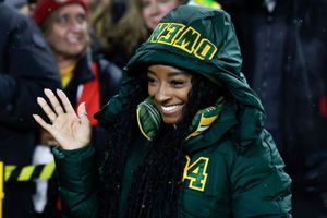 Aficionado de Green Bay sorprendió con un par de regalos a Simone Biles