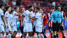 Chivas vs Pumas: Aficionados 'explotan' en redes sociales tras ayuda del 'CHIVAR' en el Akron