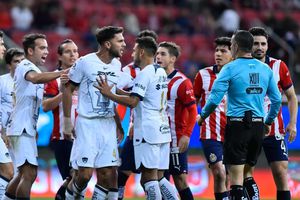 Chivas vs Pumas: Aficionados 'explotan' en redes sociales tras ayuda del 'CHIVAR' en el Akron