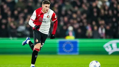 Santi Giménez tras la eliminación del Feyenoord: 'Nos achicamos, hay que levantar la cabeza'