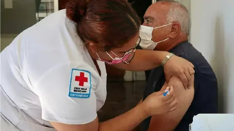 ¿Vacunas contra covid-19 de Pfizer fueron insuficientes en la Cruz Roja?
