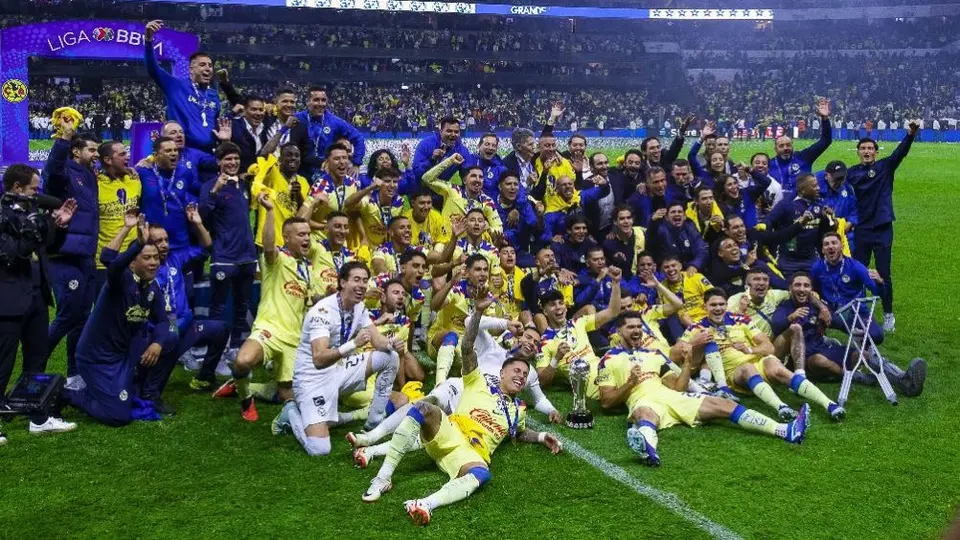 ¡Con caguama en mano! Jugadores de América salieron del Azteca festejando con cerveza