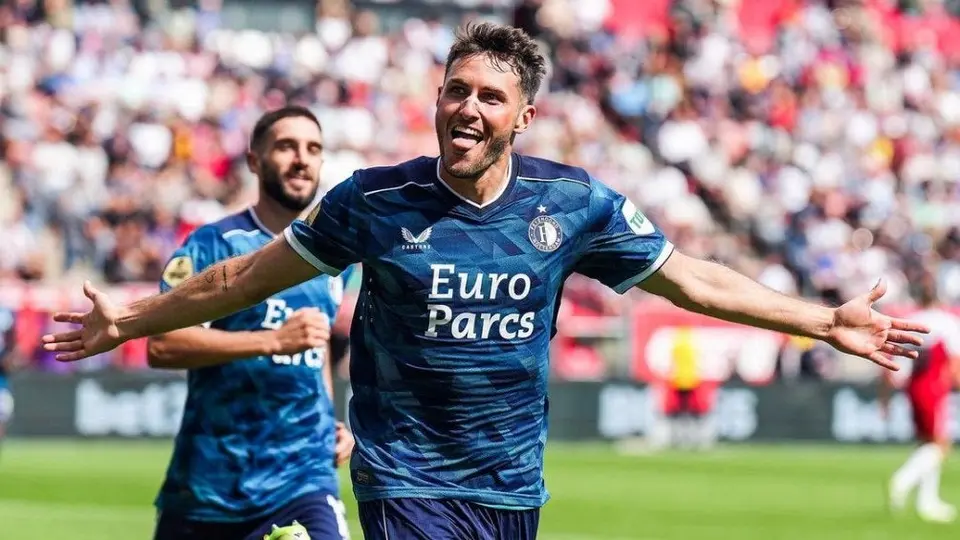 Feyenoord escuchará ofertas por Santiago Giménez que sean irrechazables