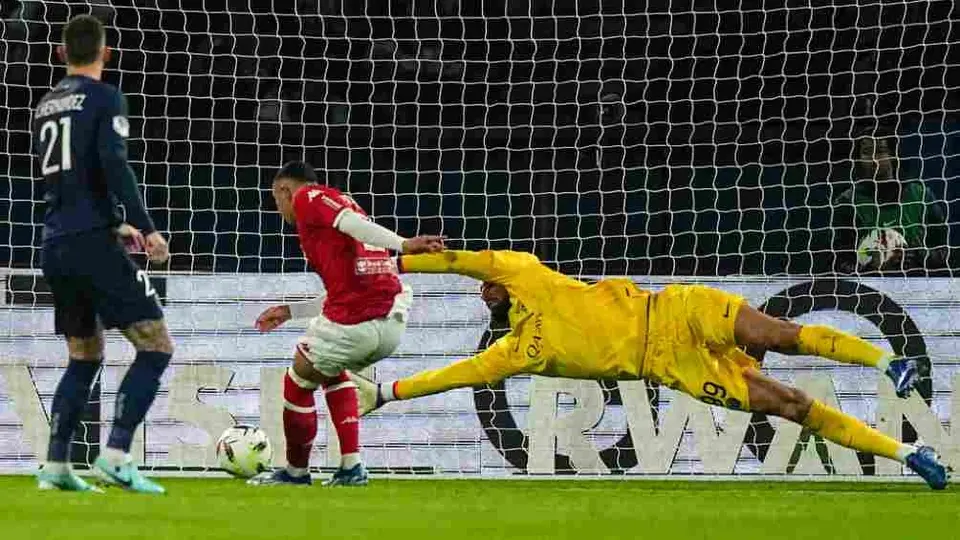 ¡Grosero error! Donnarumma se equivocó y regaló un gol en el juego de PSG ante Mónaco