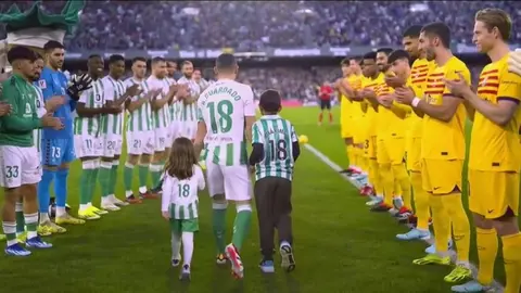 Andrés Guardado recibe emotivo homenaje en el partido entre Betis y Barcelona