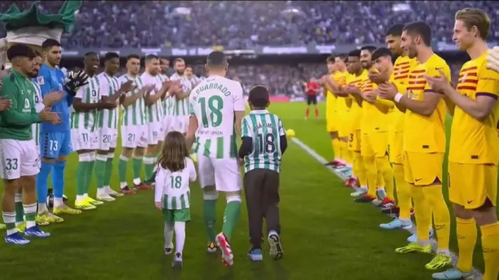 Andrés Guardado recibe emotivo homenaje en el partido entre Betis y Barcelona